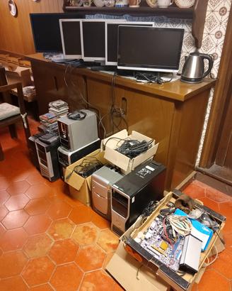Lotto 6 PC, 5 schermi e materiale informatico 