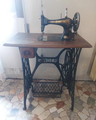 Macchina da cucire SINGER di fine '800