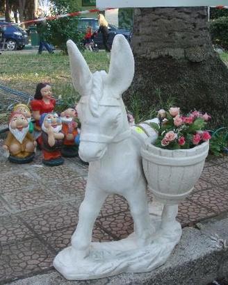 Asinello con gerla portafiori