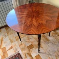 Tavolo rotondo in legno di noce con intarsi geomet