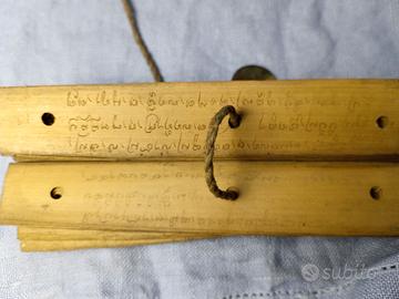 Antico manoscritto su foglie di palma.