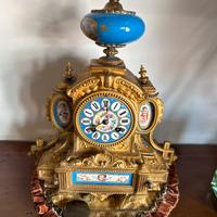 Garniture con orologio da mensola e candelabri