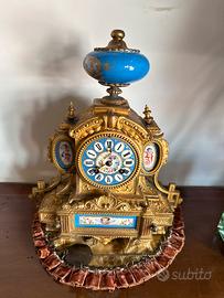 Garniture con orologio da mensola e candelabri