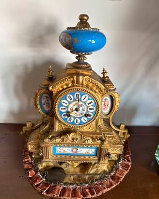 Garniture con orologio da mensola e candelabri