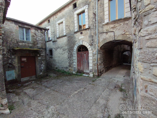 Casa da ristrutturare con giardino e cantina