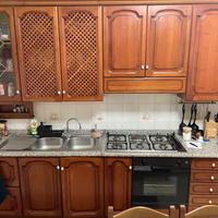 Cucina completa con tavolo in marmo e 6 sedie