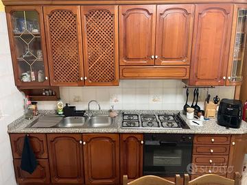 Cucina completa con tavolo in marmo e 6 sedie