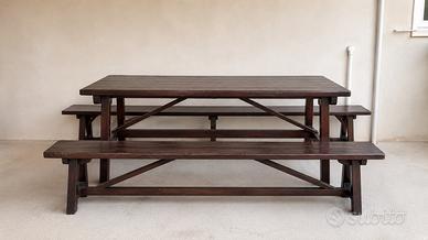 Tavolo in legno di pino con panchine