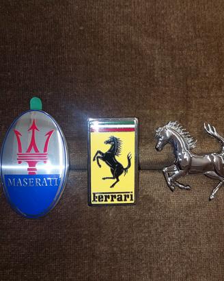 Stemmi FERRARI e MASERATI originali.