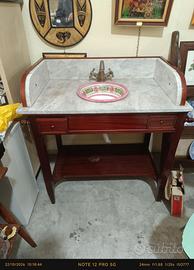 Vecchio mobile da bagno con top in marmo