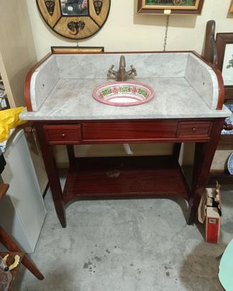 Vecchio mobile da bagno con top in marmo