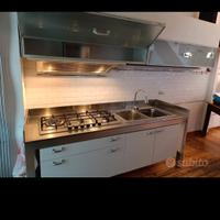 Cucina BANCO DI DADA con mobili modello vela