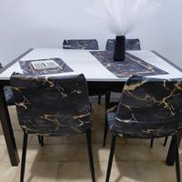 cucina completa con tavole e sedie