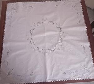 Centrotavola o tovaglia da the vintage 