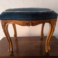 Sgabello in legno antico.