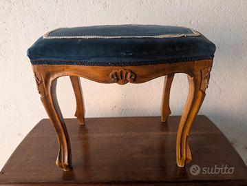 Sgabello in legno antico.