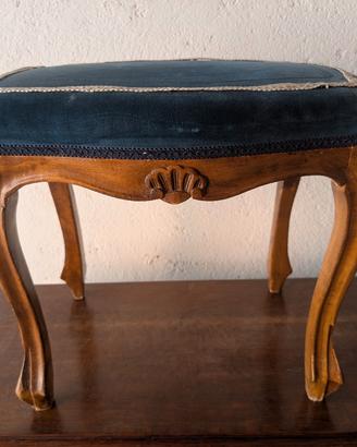 Sgabello in legno antico.