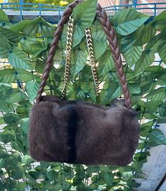 Borsa a mano marrone effetto pelliccia.