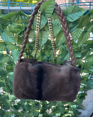 Borsa a mano marrone effetto pelliccia.