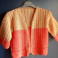 2 giacche e una calotte in cotone lavorate a mano