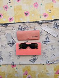Occhiali da Sole Miu Miu A04S neri cat-eye oro 