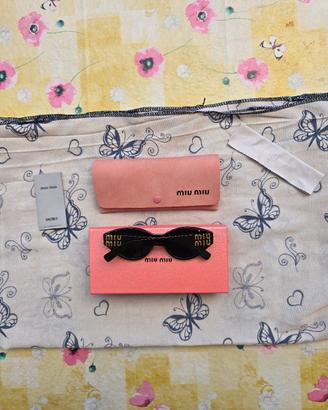 Occhiali da Sole Miu Miu A04S neri cat-eye oro 