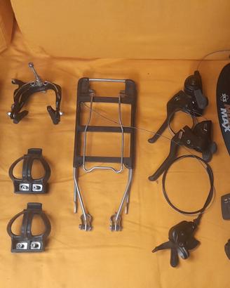 Pedali leve corone e altri pezzi per bici