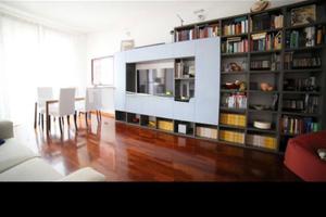 Bilocale con balcone a pochi passi da M2
