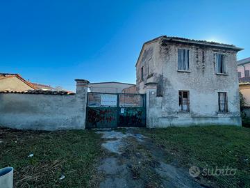 Fabbricato indipendente con ampio cortile