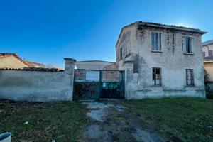 Fabbricato indipendente con ampio cortile