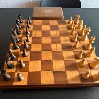 Scacchiera artigianale in legno vintage.