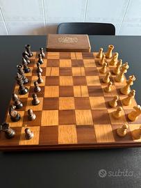 Scacchiera artigianale in legno vintage.