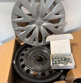 Toyota yaris 2025 Cerchi ruota e copricerchi origi