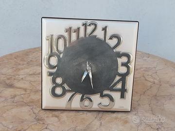Elegante orologio da tavolo con un design moderno