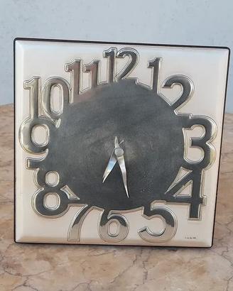 Elegante orologio da tavolo con un design moderno