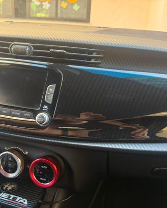 Plancia Giulietta con finitura in carbonio scuro
