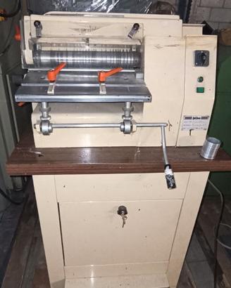 Tagliastrisce pelli cuoio