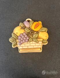 formella media a forma di cesto con frutta Thun