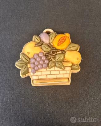 formella media a forma di cesto con frutta Thun