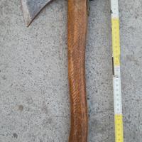 Antica ascia tradizionale forgiata a mano