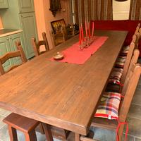 Tavolo e sedie di legno