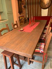 Tavolo e sedie di legno