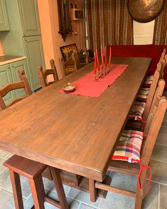 Tavolo e sedie di legno