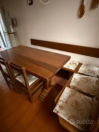 Tavolo con sedie e panca