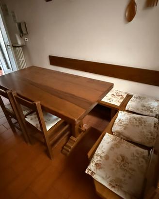 Tavolo con sedie e panca