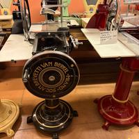 affettatrice antica con piedistallo