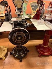 affettatrice antica con piedistallo