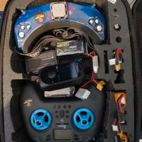 Kit FPV rtf con drone cinewhoop, radio e visore.