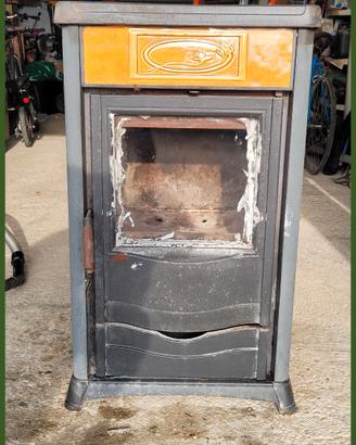 Stufa ghisa Rossella funzionante a legna