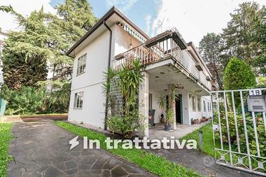 Villa di 313 m² con più di 5 locali e box auto a P